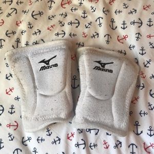 SIZE MEDIUM white mizuno knee pads!